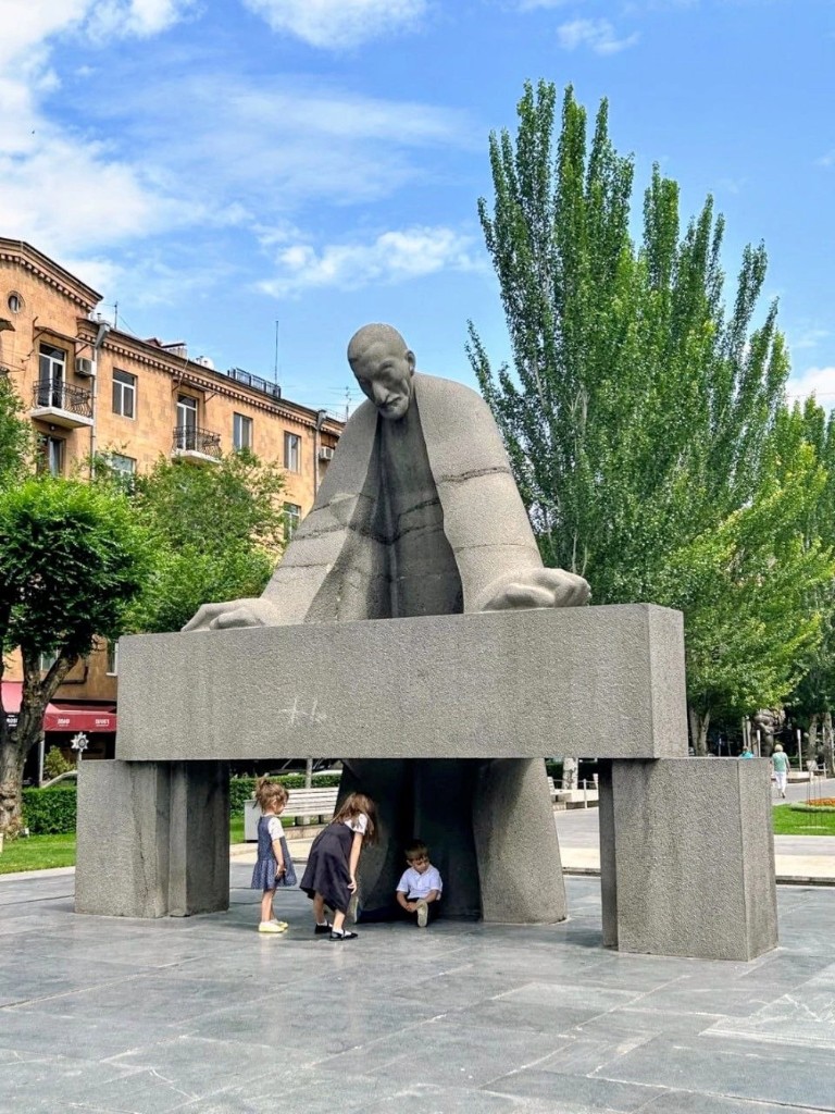 Ереван — камень с клинописной надписью
