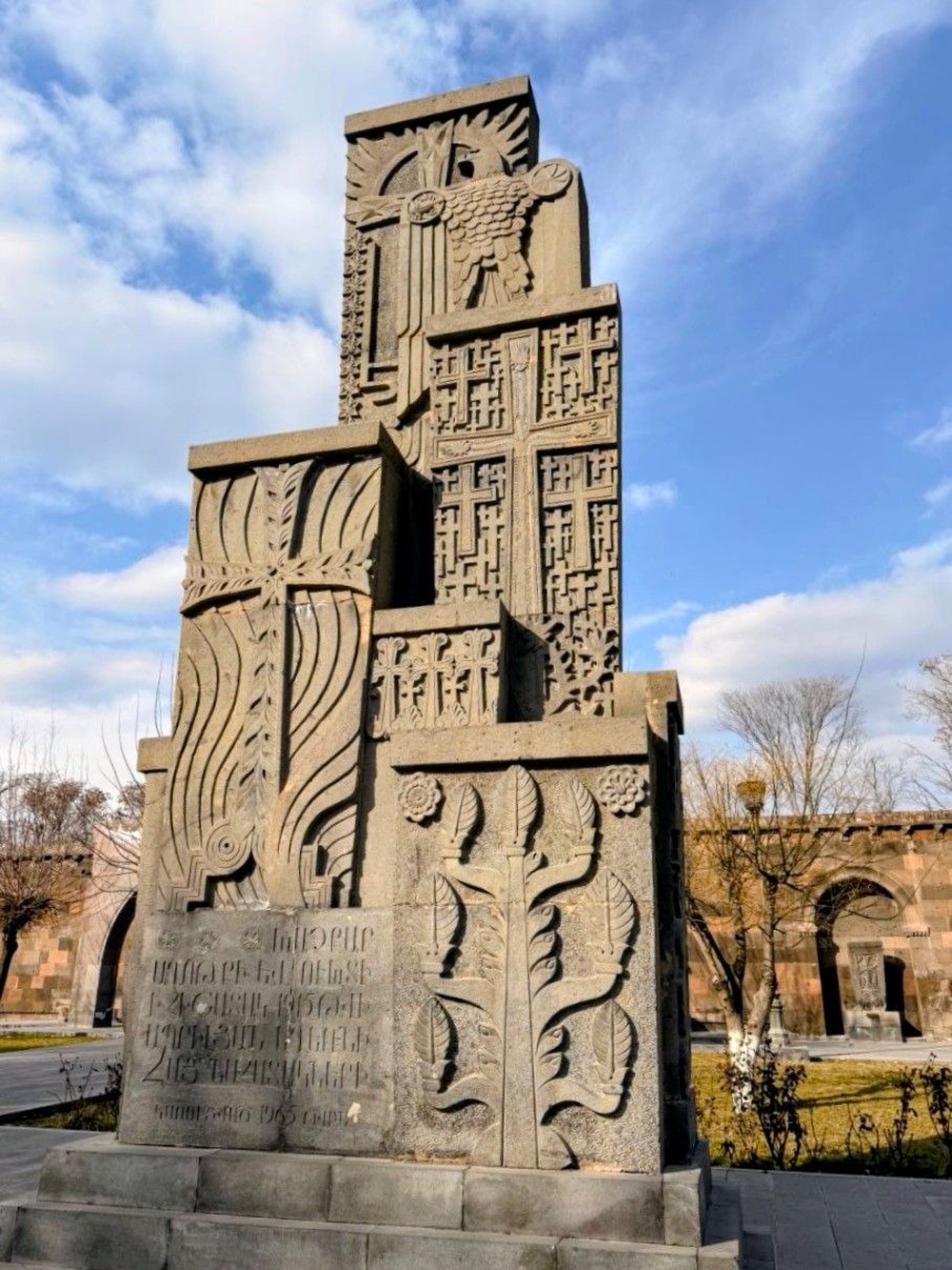 Эчмиадзин — резной каменный памятник с крестом и орнаментом