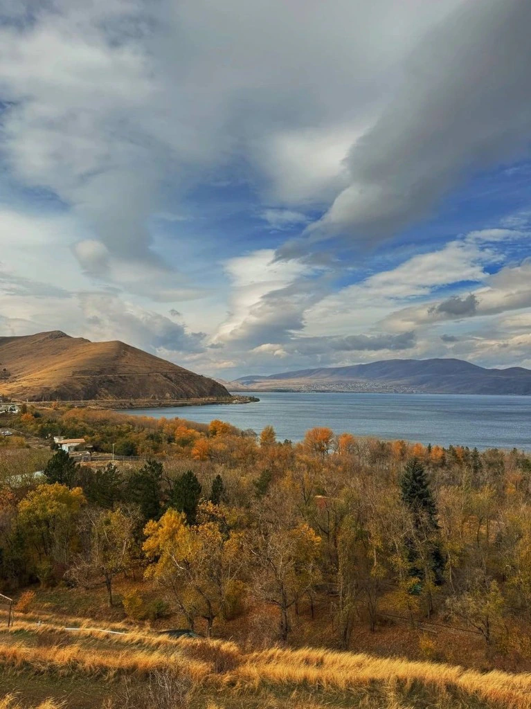 Севан — осень, озеро и берег — главное фото маршрута